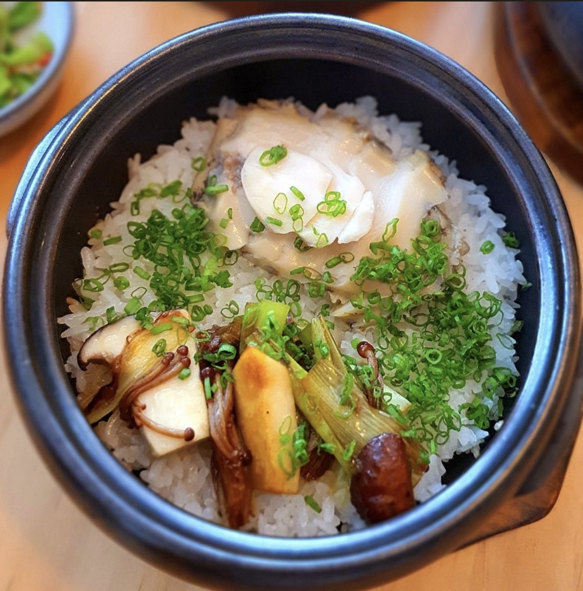 ミガクダムダダイニングのモダン韓国料理のテーブルセット