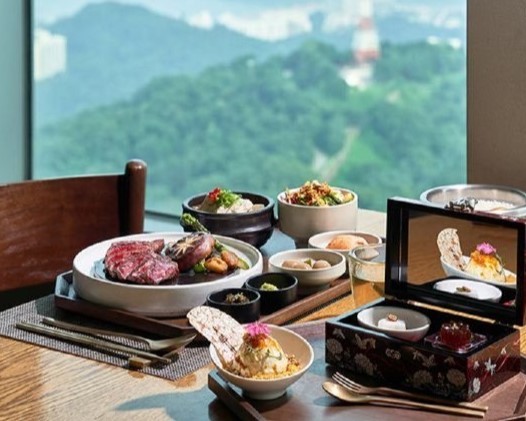 HANCookのダイニングルーム、夕暮れのソウルパノラマビュー