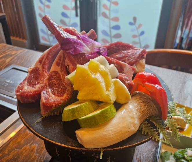 龙山Woodearu炭火烤韩牛和嫩羊排