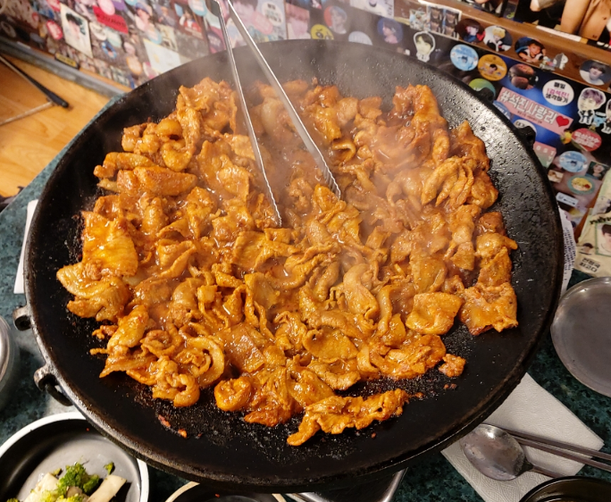 Yoojung Sikdang滋滋作响的猪肉烧烤与配菜