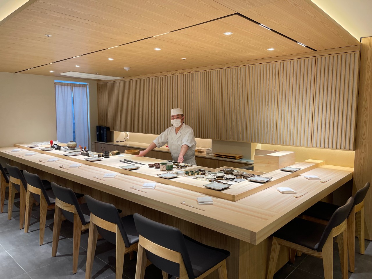 松本寿司厨师在宁静柜台制作握寿司