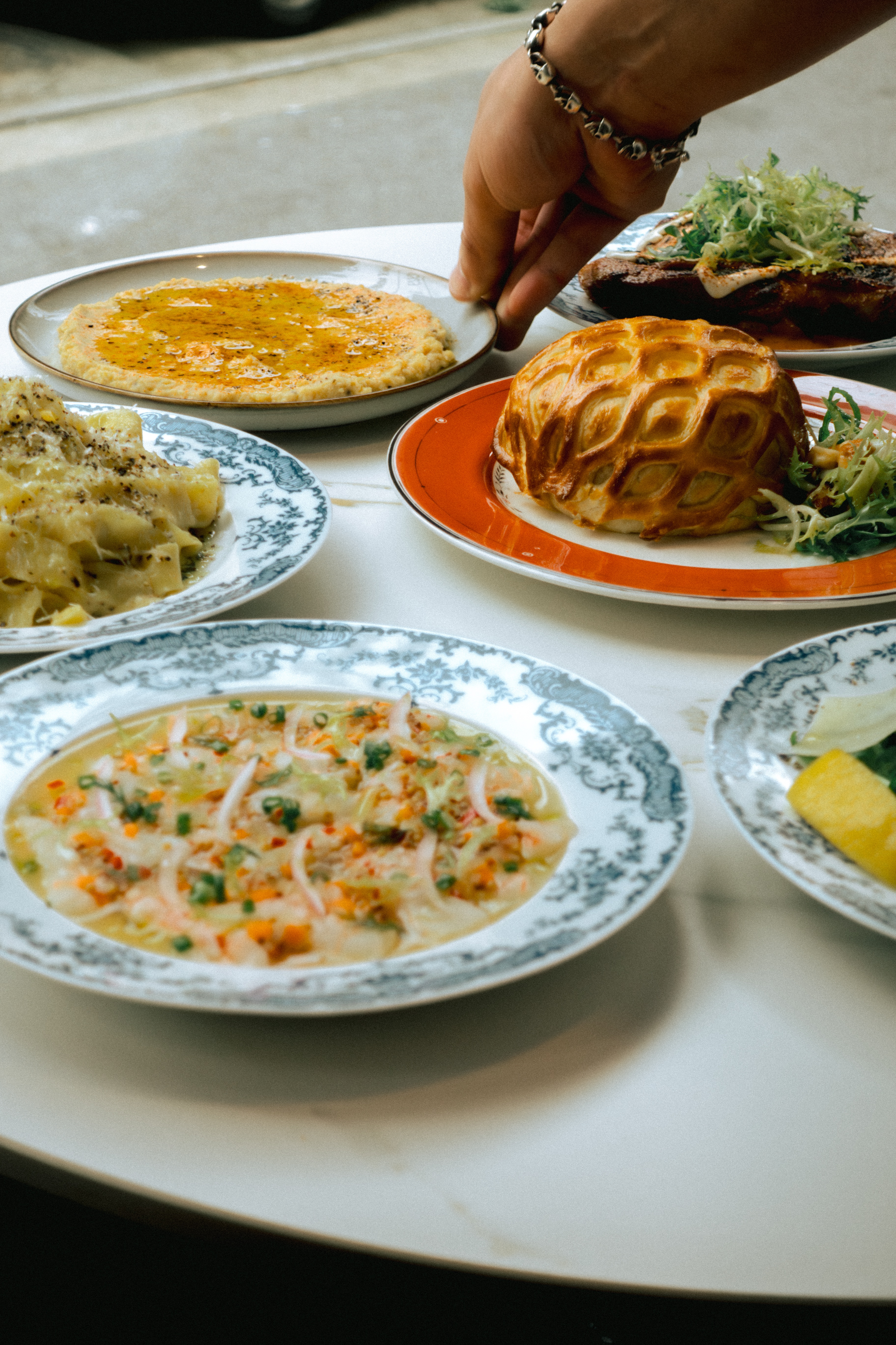 Sortie Seongsu wine bar with exotic interior