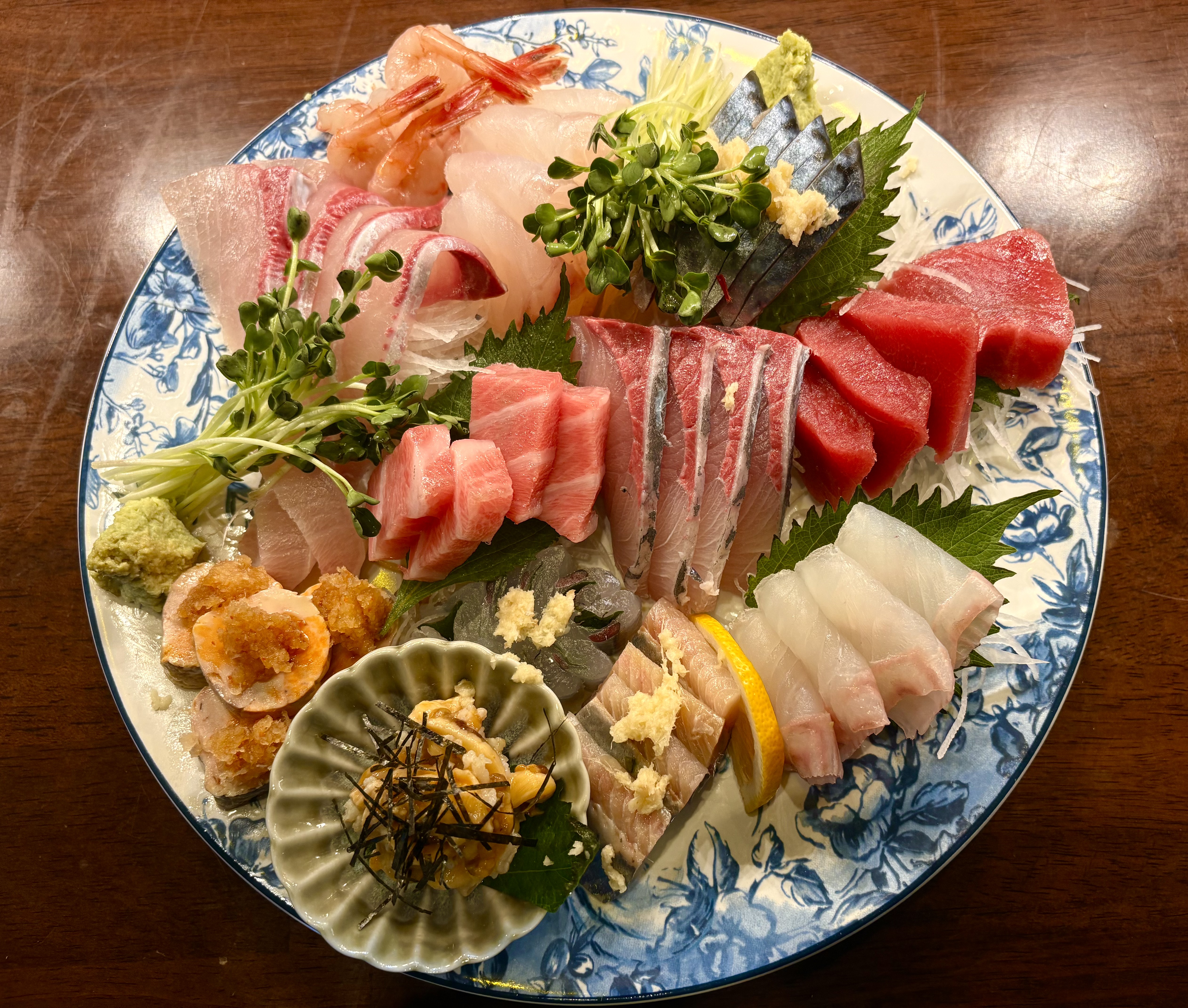 Anaba Songpa izakaya counter with sashimi and highballs
