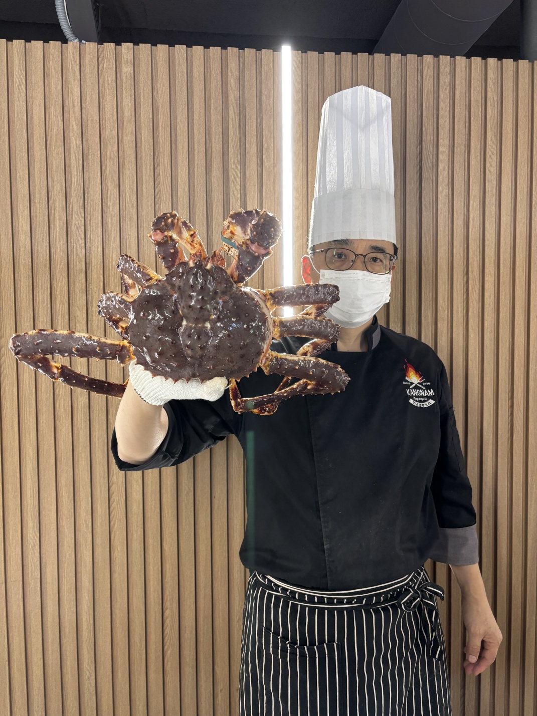 Gangnam Teppanyaki包间，厨师在铁板上表演