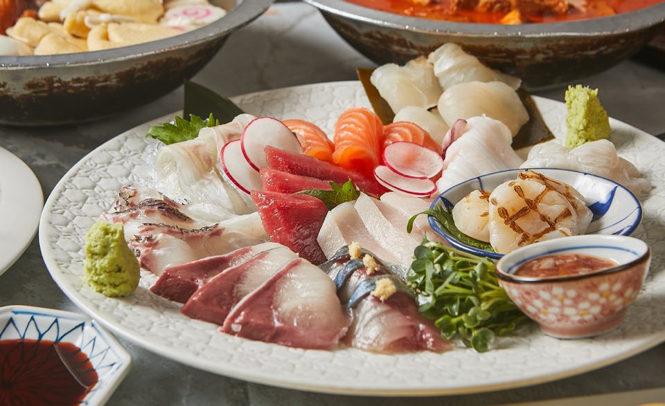 Rozi居酒屋吧檯佐清酒、生魚片與深夜長崎混合麵