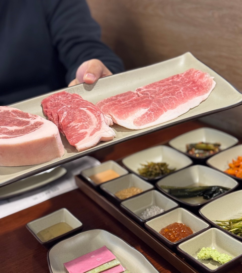 三山敦济州黑猪肉烧烤上桌