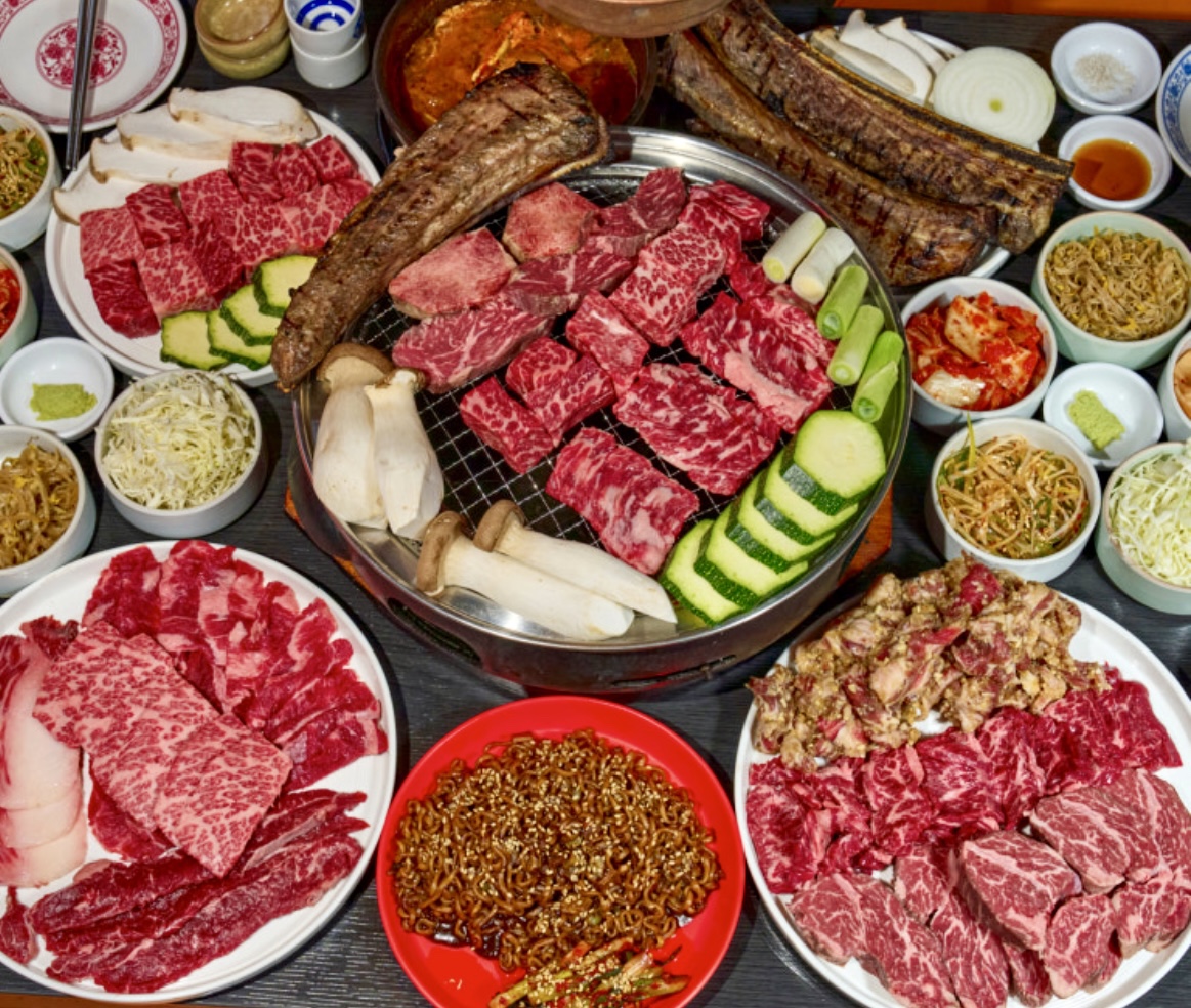 Annaba 烧肉烤架与大理石纹牛肉切块，近三角地站