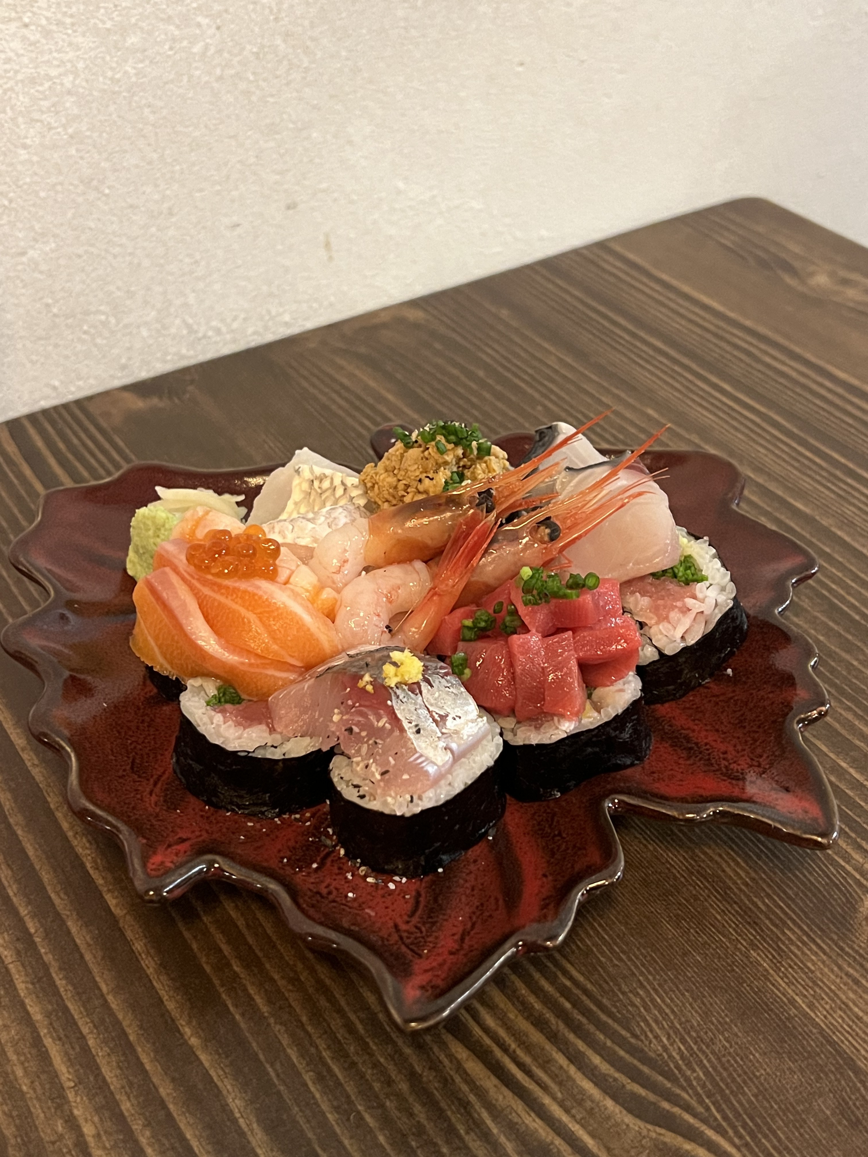 居酒屋ユヨンの木調ルームと城北川の景色