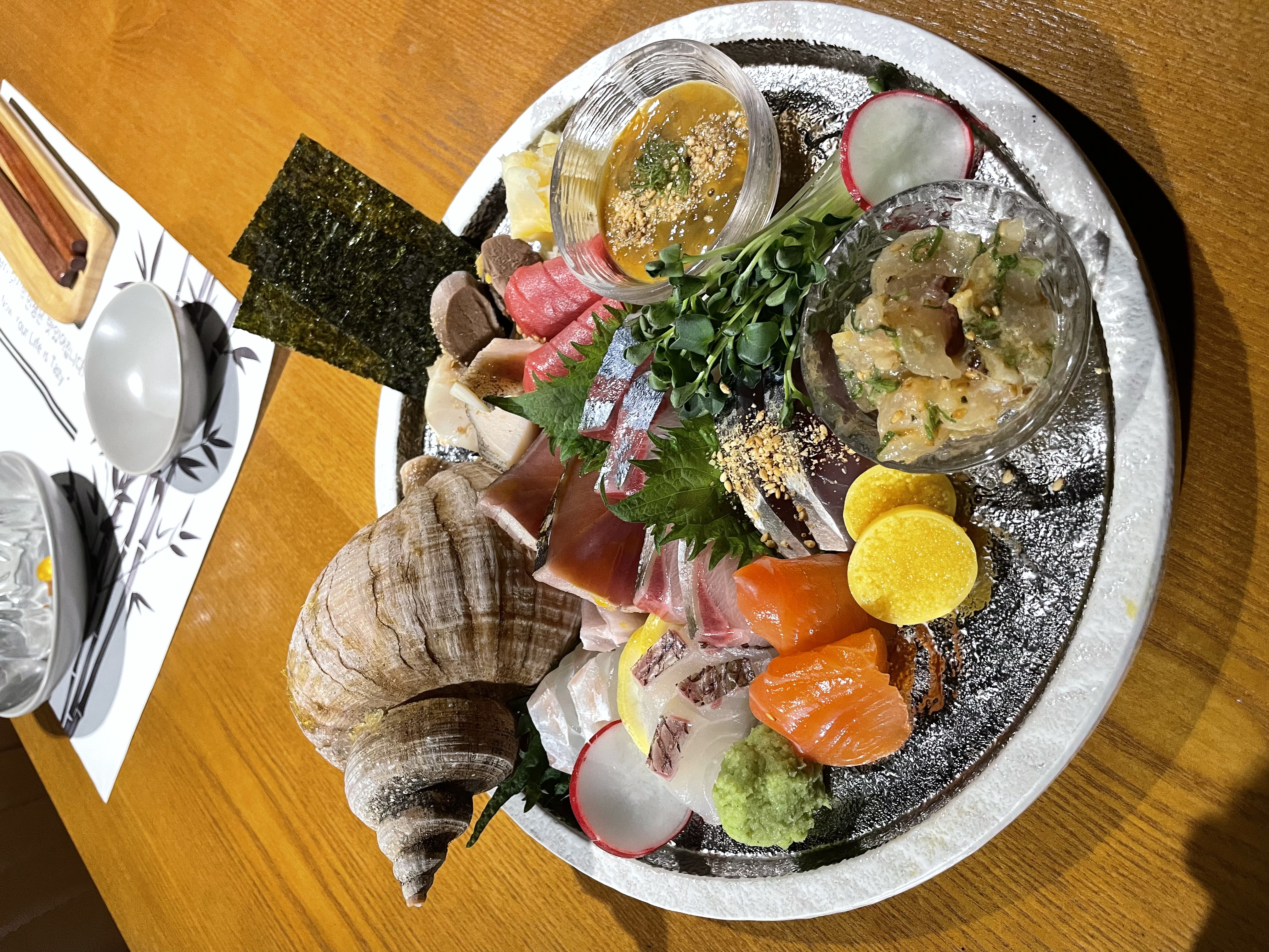 Kaizen 居酒屋包间，配有生鱼片和卷寿司