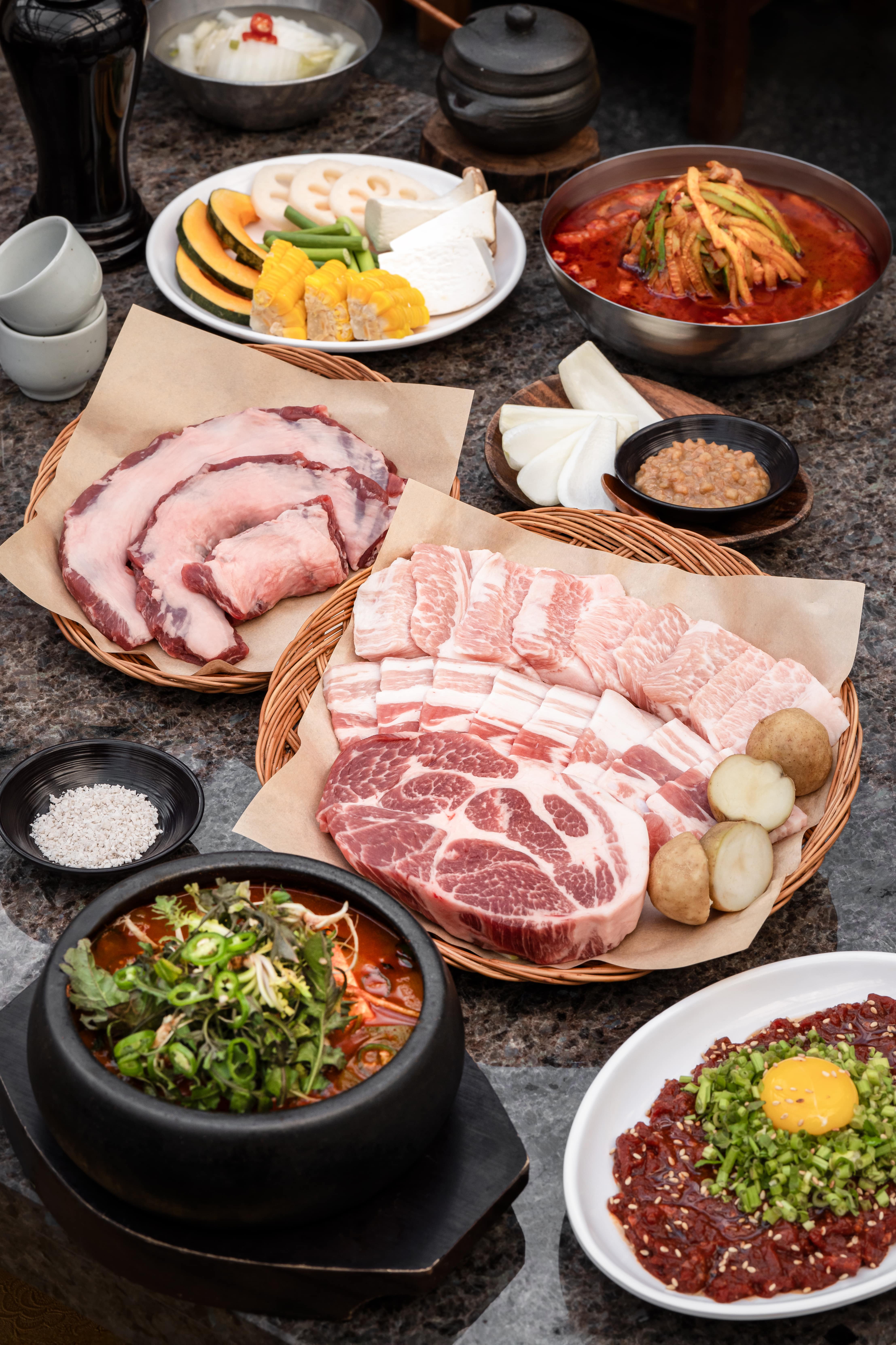 남도돼지촌厚切猪颈肉与五花肉烤架配瓜类炖汤