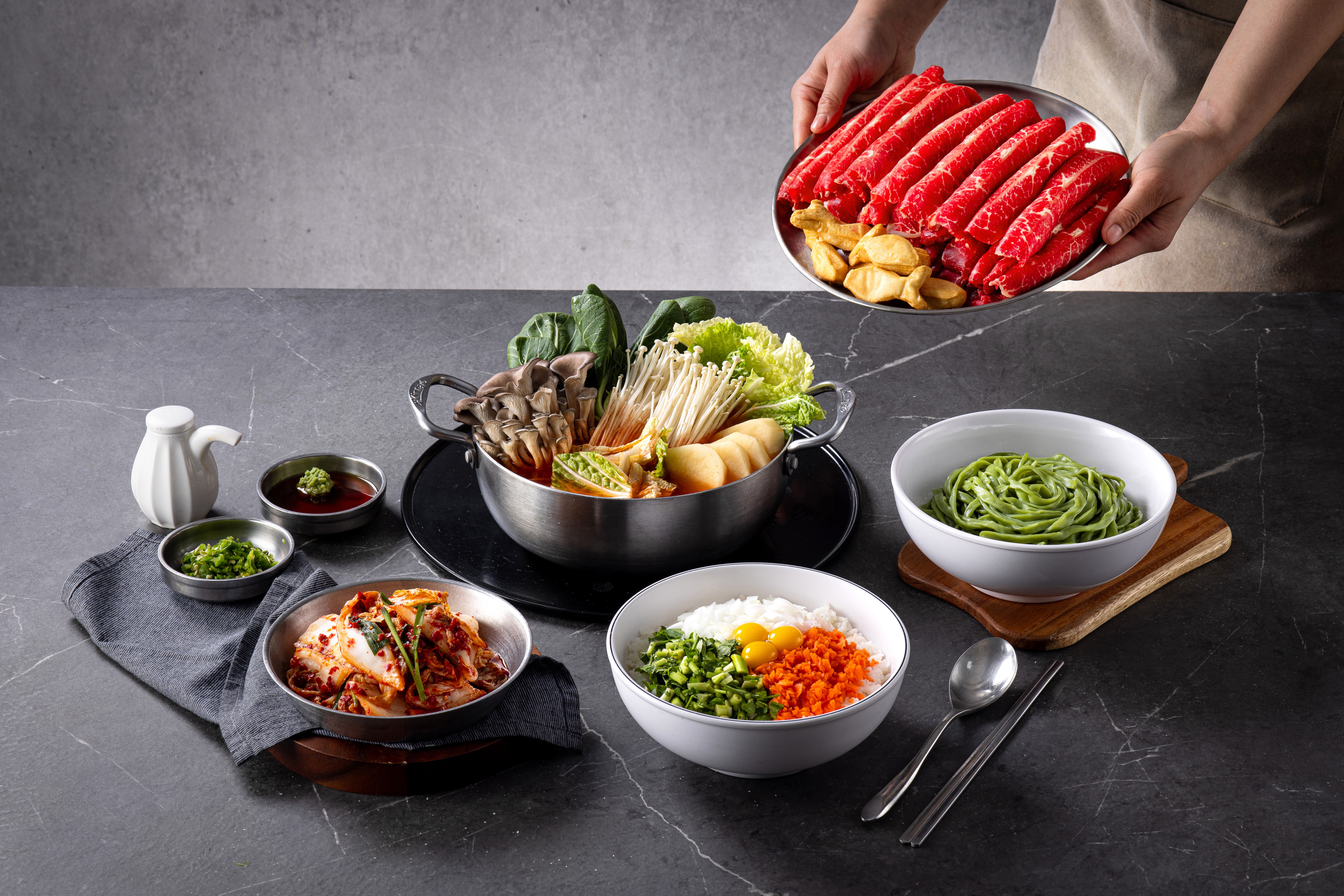 Choigane Seongsu 火锅配蘑菇和刀削面