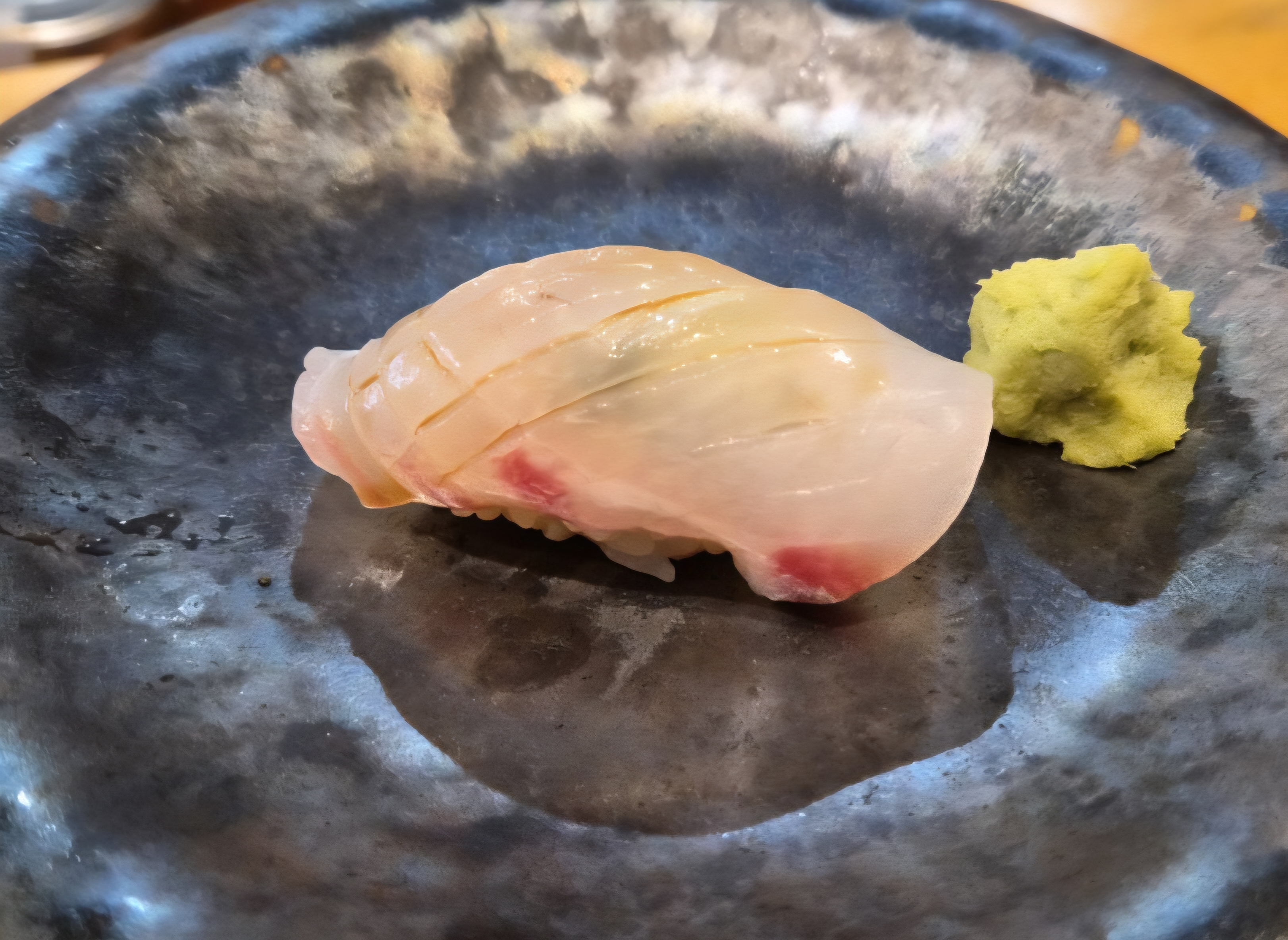寿司ジュン おまかせカウンターで握りを準備するシェフ