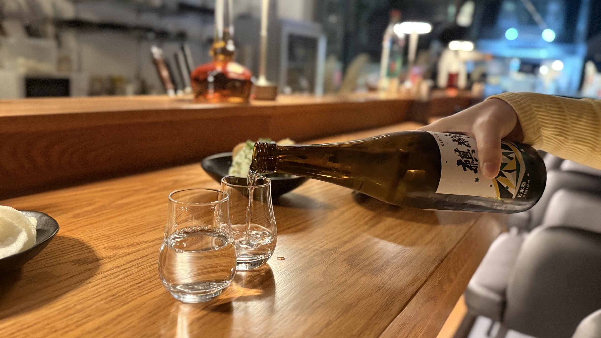 Hanhap Hapjeong dining bar, moody lighting and plates