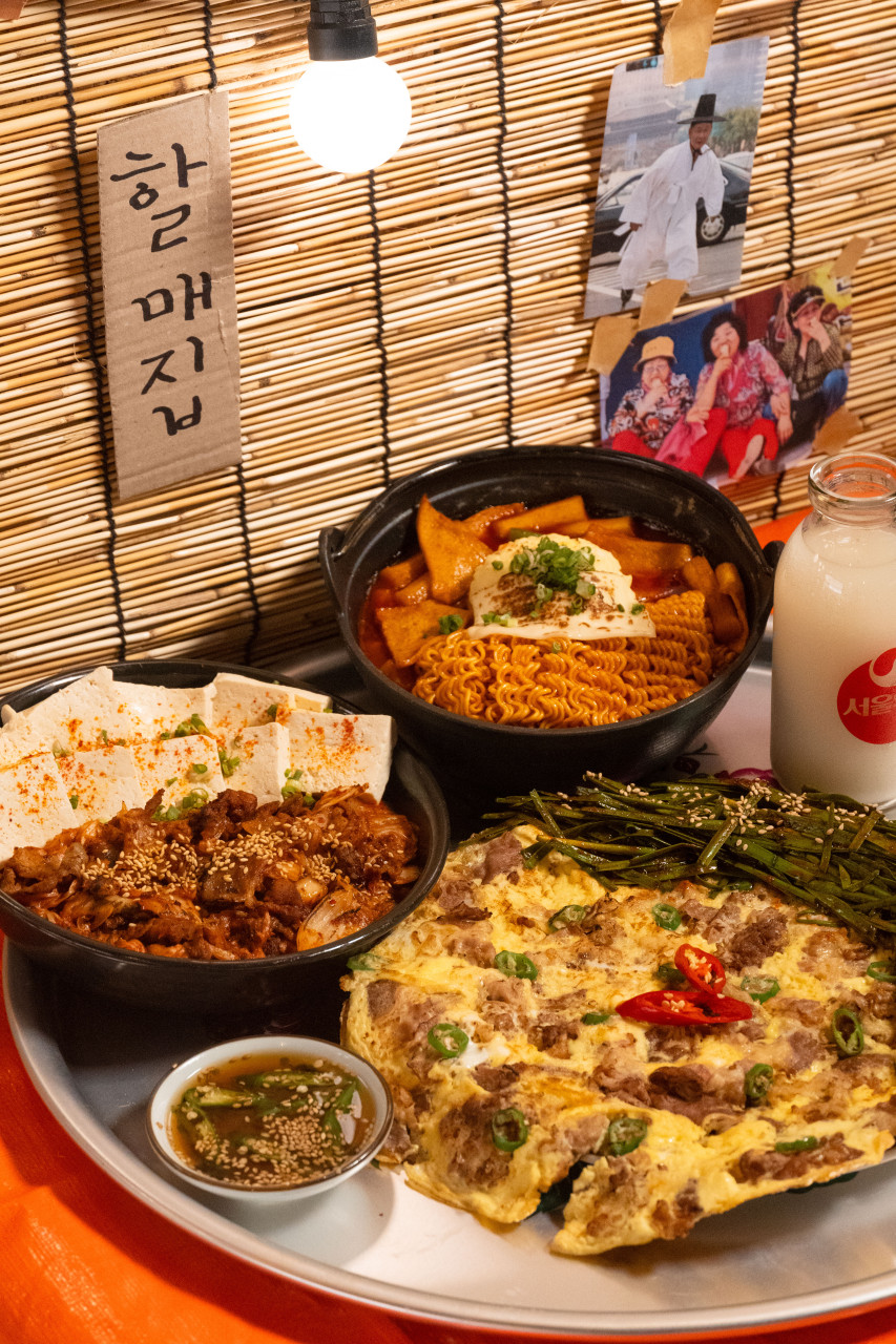 Kimgamza 西面のポチャのテーブルに並ぶ小皿料理とドリンク