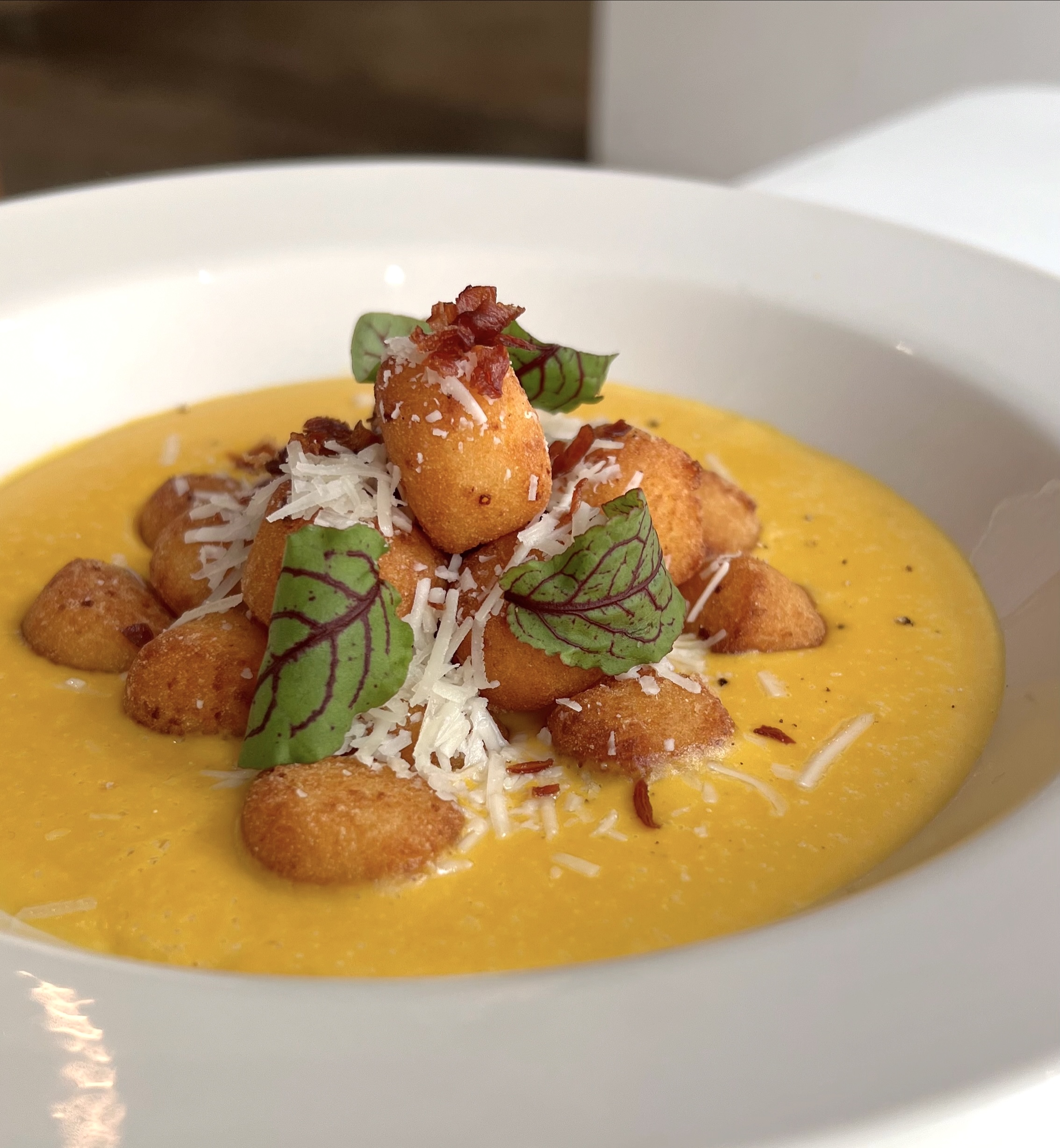 Milano Sikdang 舒適內裝與手工製馬鈴薯麵疙瘩和披薩