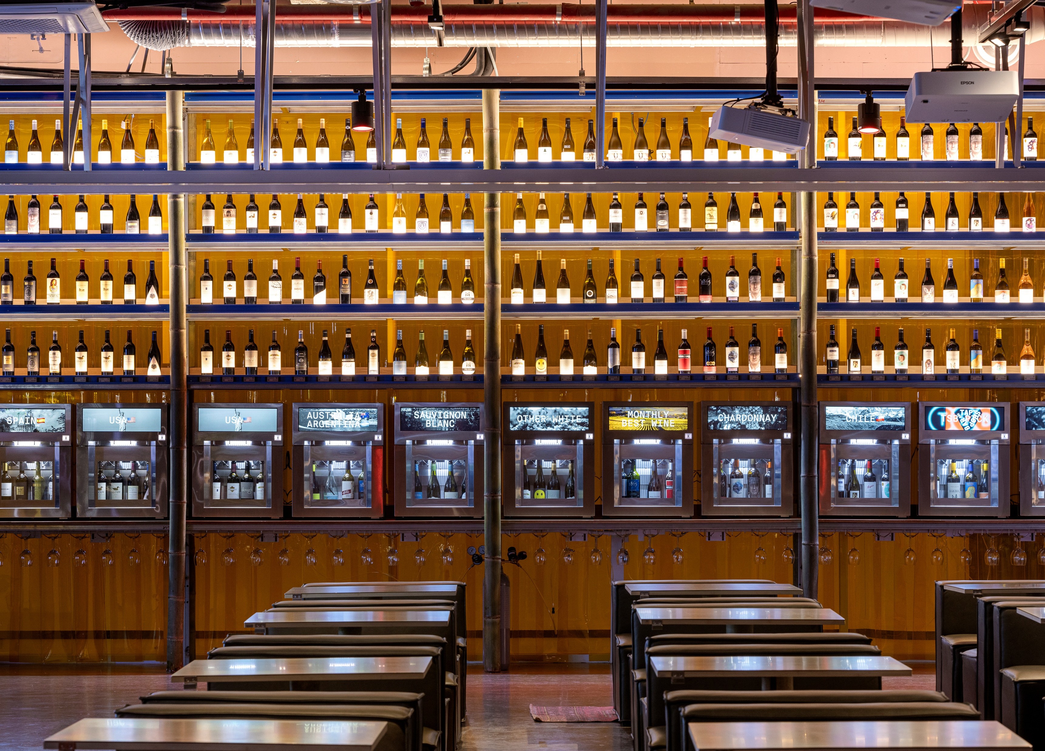 TOP SHOP BAR 蛤蟹店品酒牆，數十款葡萄酒