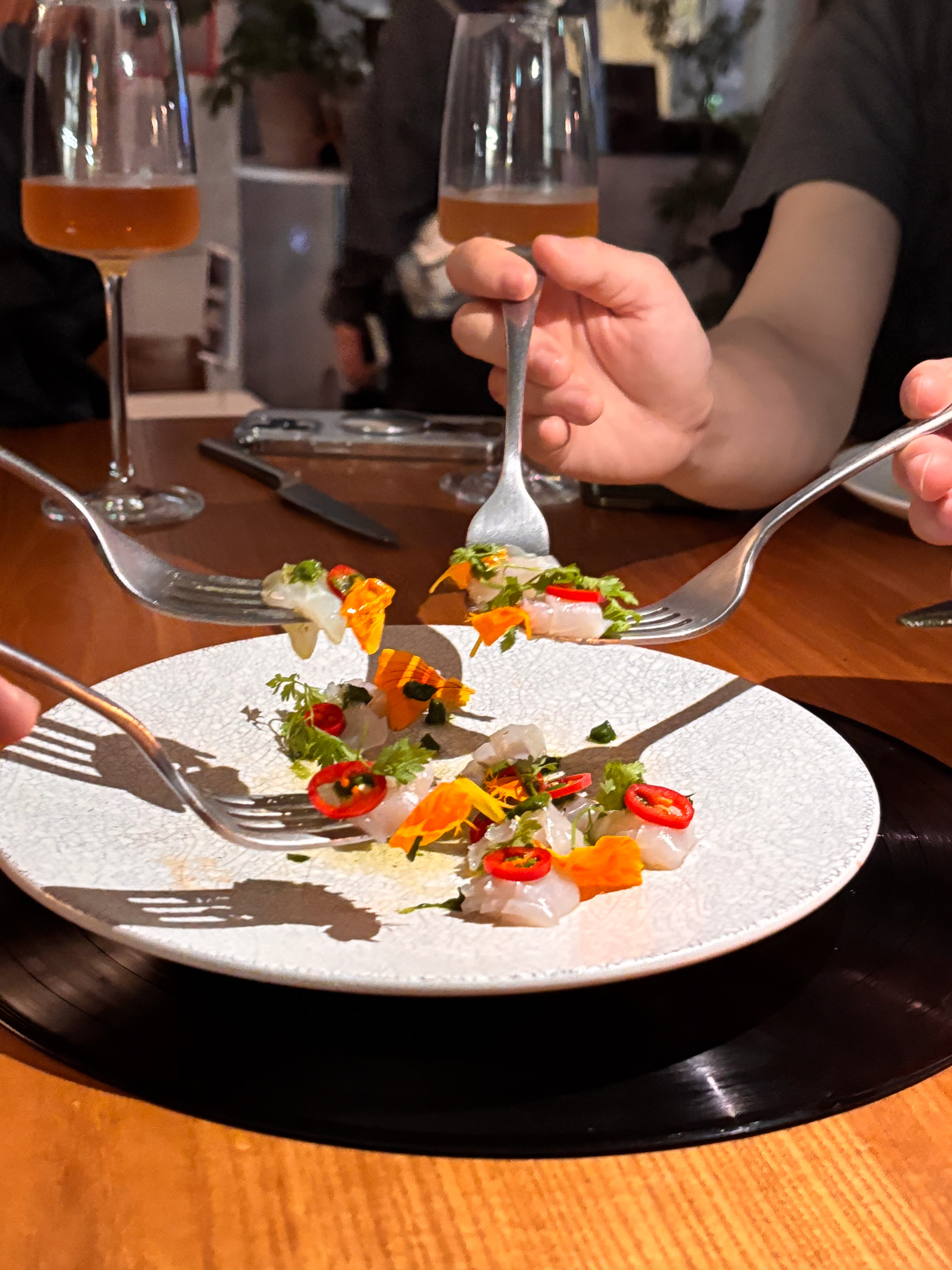 ソンリダンギルのdst.club、ライブパフォーマンスとワインのひととき