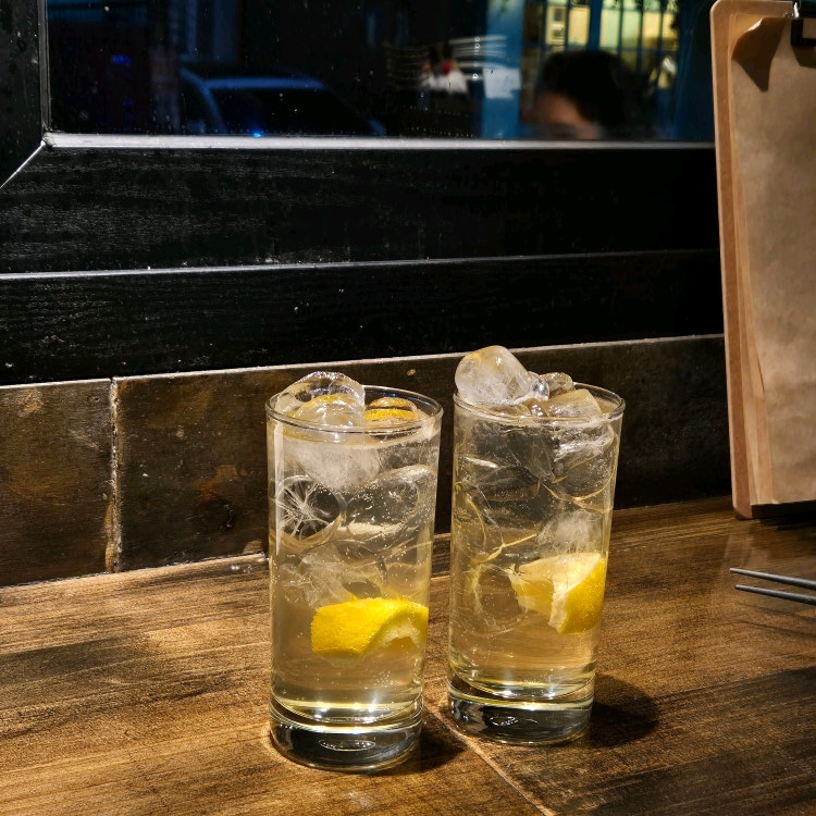 Yurayura Hapjeong izakaya dishes and highball