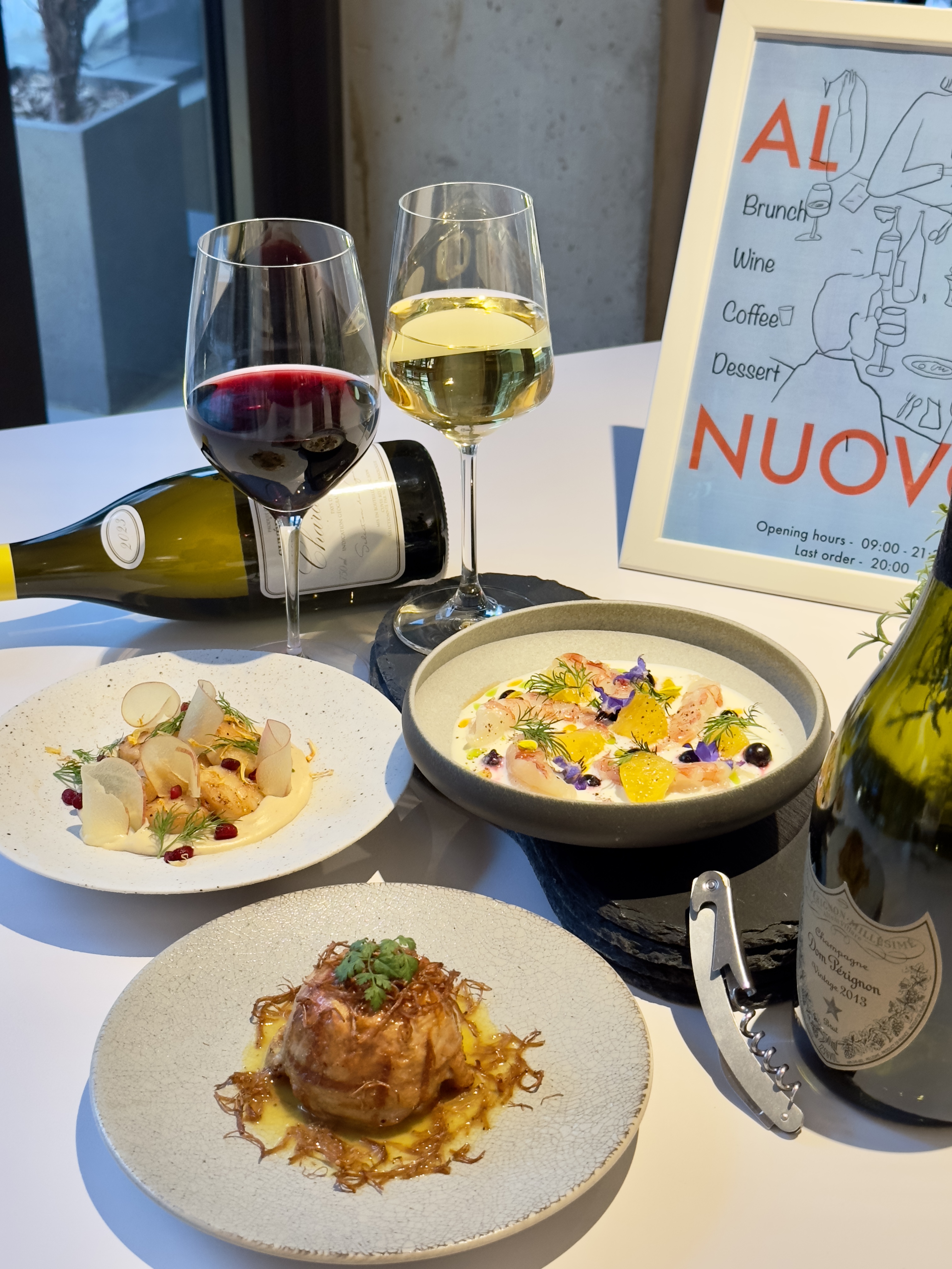 Al Nuovo 明亮的雙層早午餐空間搭配香草與地中海料理